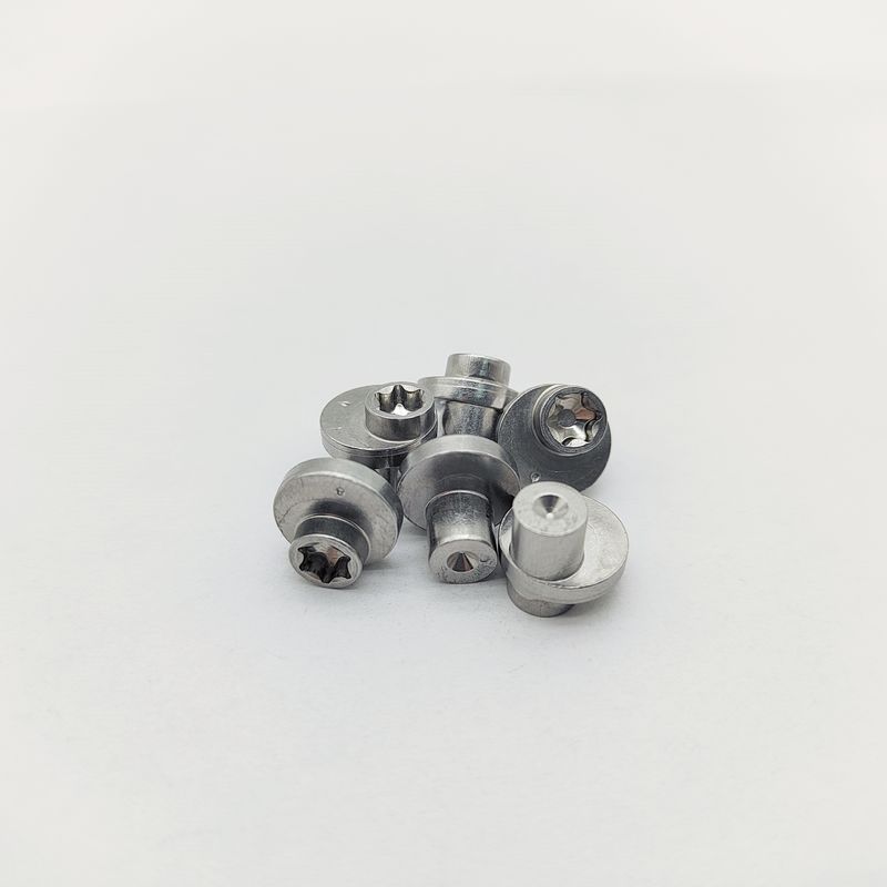 สลักล็อคแบบเยื้องศูนย์ สแตนเลส 316 สกรูเยื้องศูนย์แบบ Torx ระยะเยื้อง ±0.3-1.0 มม. ขัดเงาด้วยไฟฟ้า
